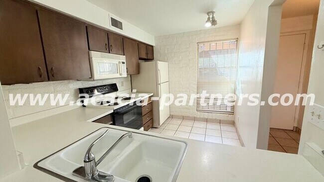 Building Photo - Spacious Two-Story Town Home