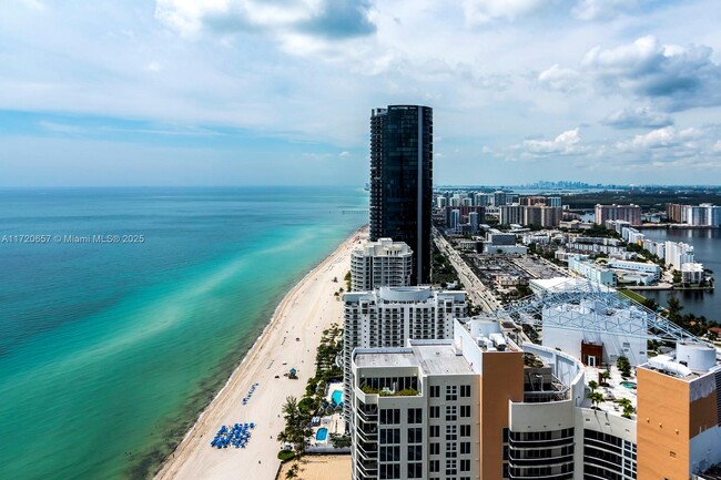 Foto del edificio - 18975 Collins Ave