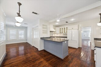 Building Photo - 907 W Melwood St