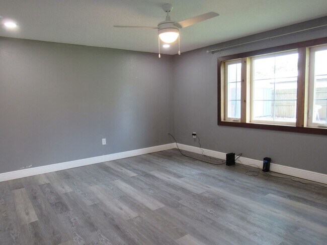 Foto del edificio - For Rent – Beautifully Remodeled 3 Bed, 2 ...