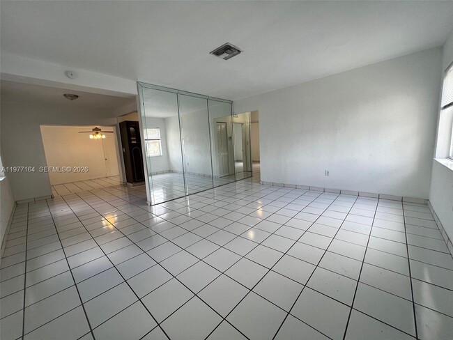 Building Photo - 425 SW 64th Ct