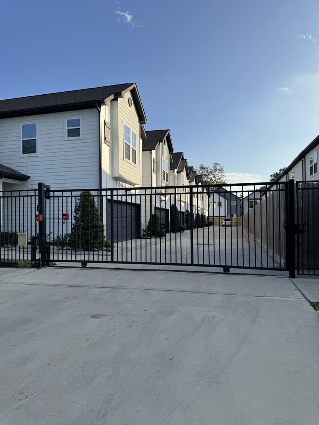 Building Photo - 3208 Bostic St