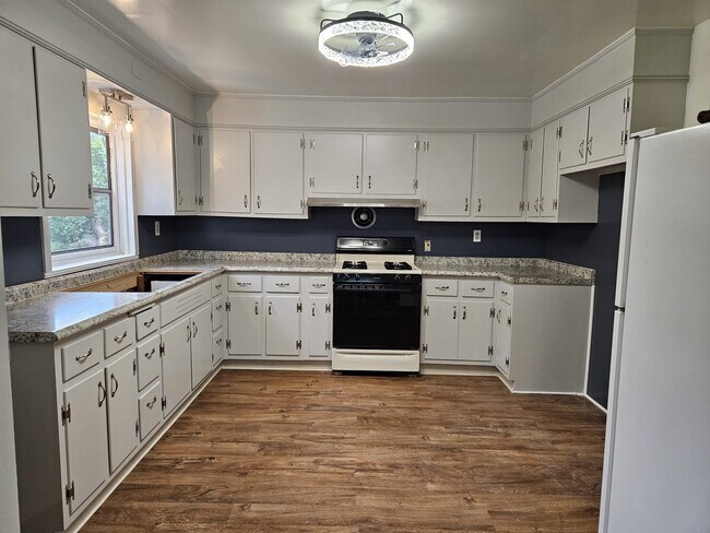 Kitchen - 244 Vineyard Ave
