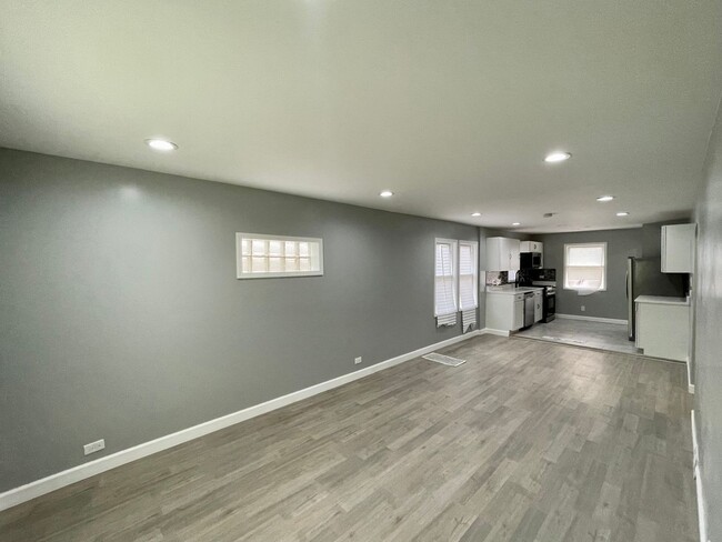 Building Photo - Newly Renovated 2-bed 2-bath - In Unit Lau...