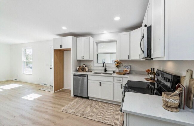Building Photo - 114 Hankins Dr