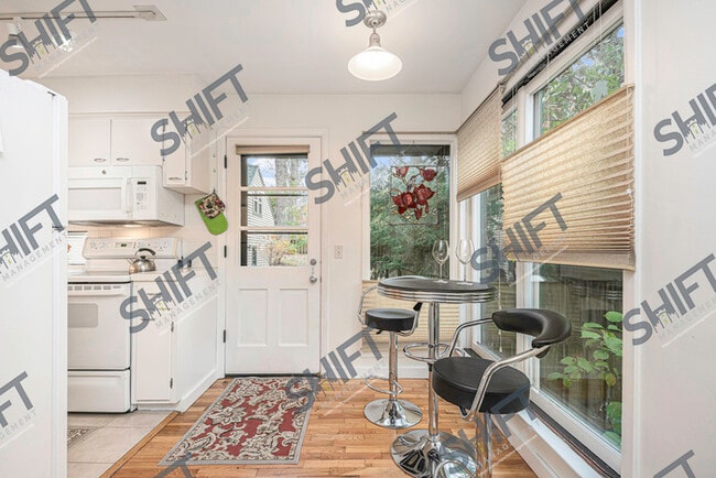Building Photo - 2146 Lansing - Charming 2 bedroom home in ...
