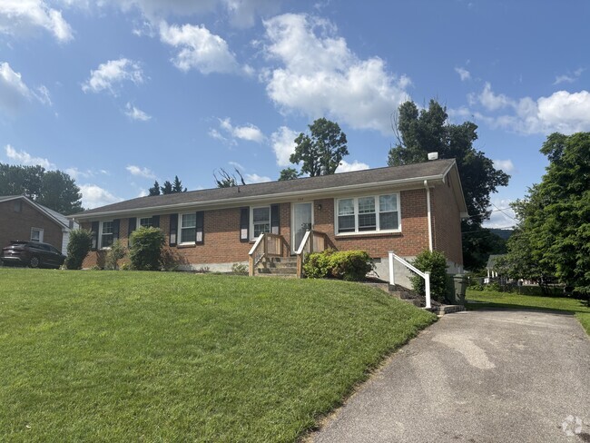Building Photo - 720 Pyrtle Dr