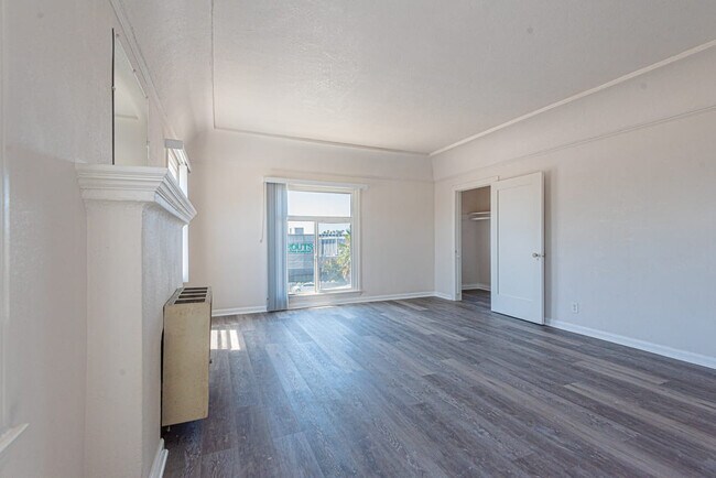 Foto del edificio - 4915 San Vicente Blvd