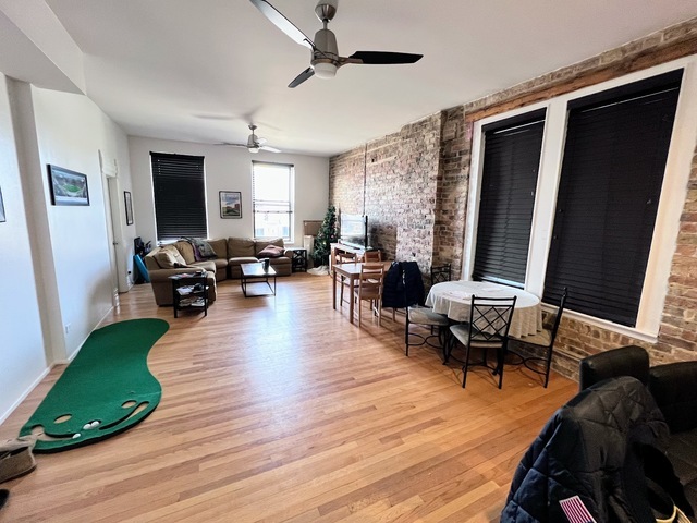 Foto del edificio - 2129 N Southport Ave
