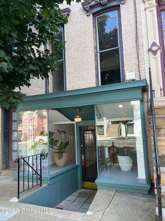 Primary Photo - 292 Lark St