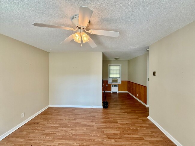 Building Photo - Two bedroom, 1 bath condo in Burlington (Brookwood Garden) Water and heat included!-$150 off depo...
