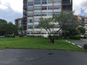 Building Photo - 1100 St Charles Pl