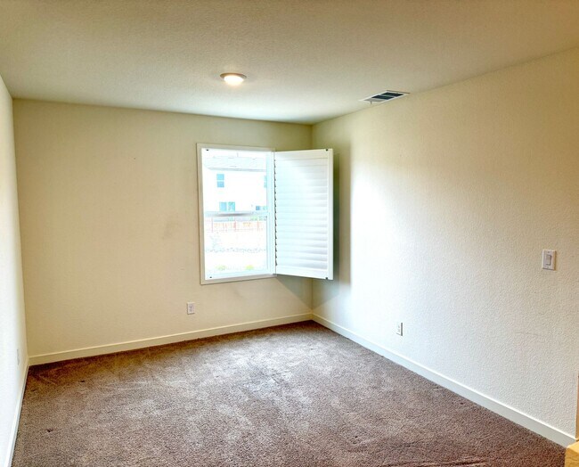 Foto del edificio - Beautiful Newer 3 Bedroom Townhome in the North Valleys!