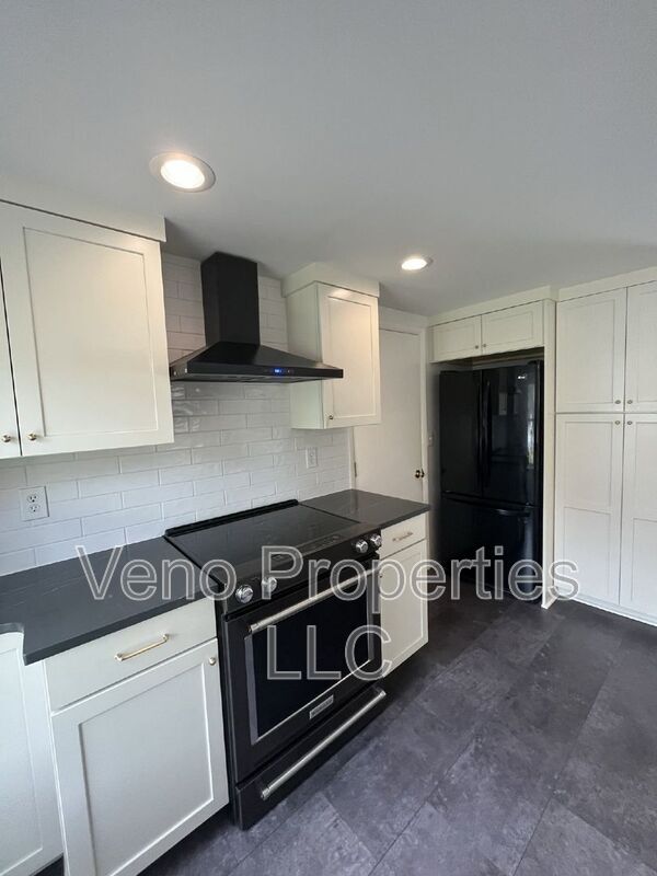 Foto del edificio - 130 Thimbleberry Rd