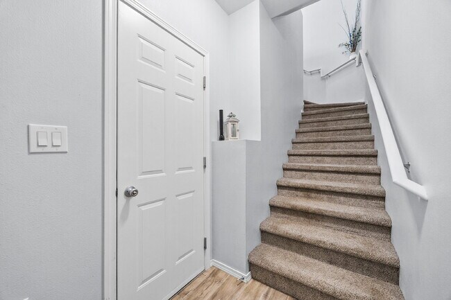 Foto del edificio - Cozy, modern, and will be READY TO MOVE-IN 8/1/2026.  Don't miss out on this beauty in Carrara of...