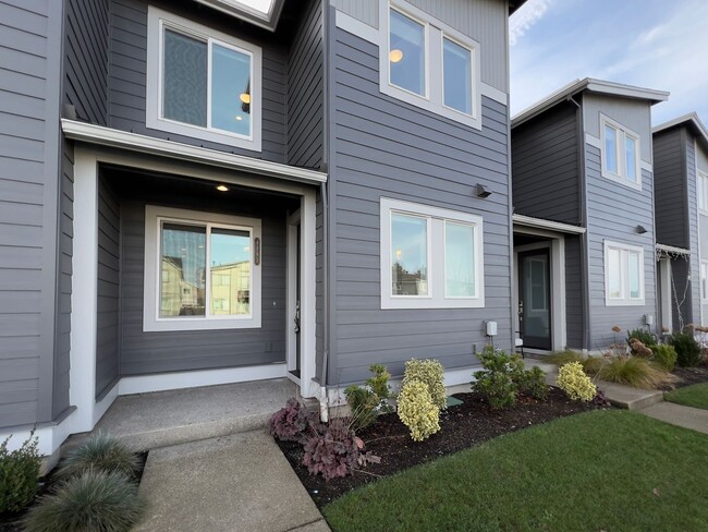 Building Photo - Modern Luxury 3 Bed, 2.5 Bath Townhouse fo...