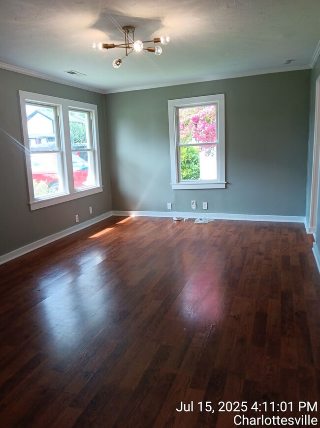 Building Photo - Cute Cottage in Belmont!