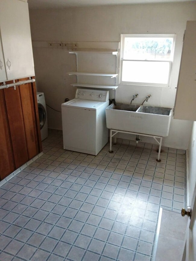 Building Photo - 121-123 Poole St