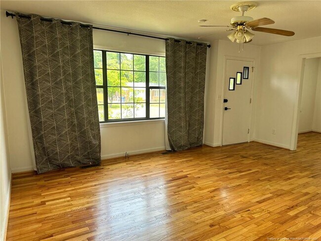 Foto del edificio - 4945 Redwood Dr