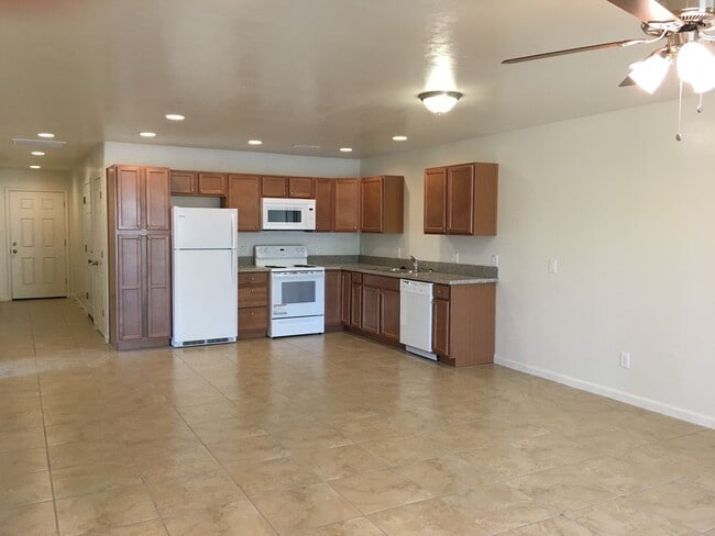 Building Photo - 8436 E Lakeshore Dr