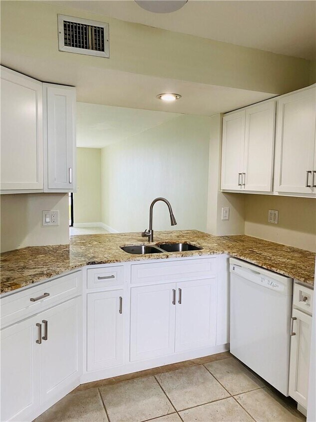 Foto principal - 115 Lake Emerald Dr
