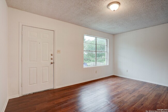 Foto del edificio - 724 Old Martindale Rd