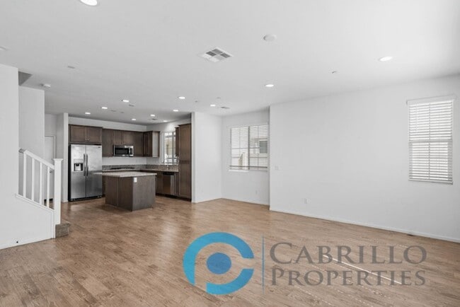 Building Photo - Spacious 3 bedroom Home w/2 car Garage in ...