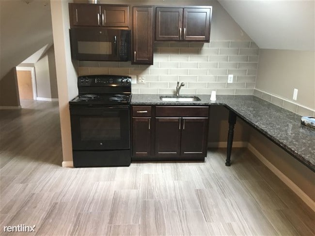 Building Photo - 4 br, 2 bath  - 1335 Hill St 1335 Hill Unit 3