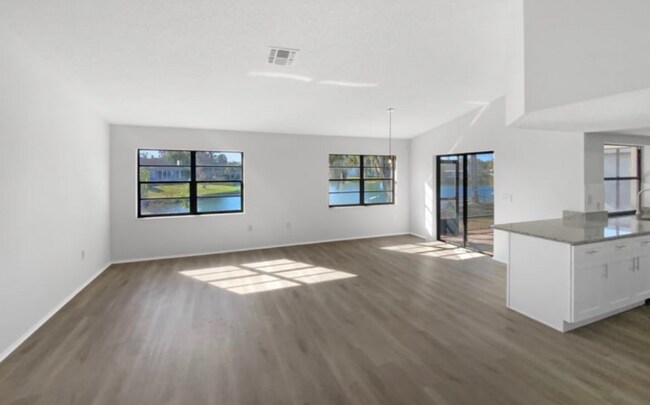 Foto del edificio - 7845 Cayuga Dr