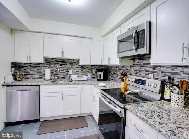 Building Photo - 3121 Sayre Dr