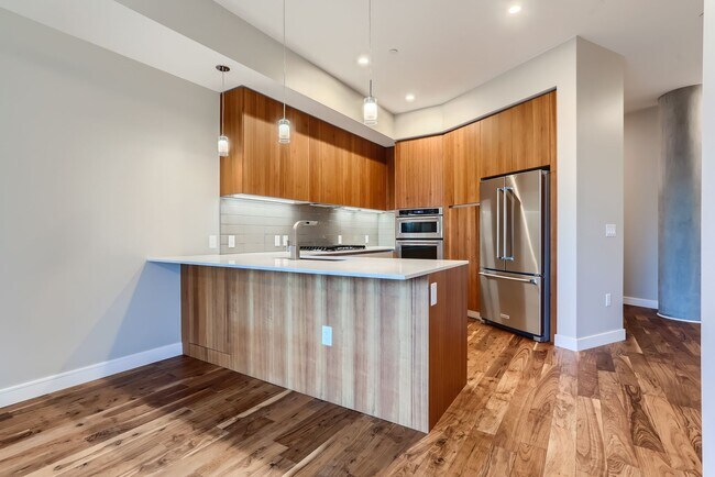 Foto del edificio - 1BD, 1.5BA Lakehouse Condo on the 6th Floor