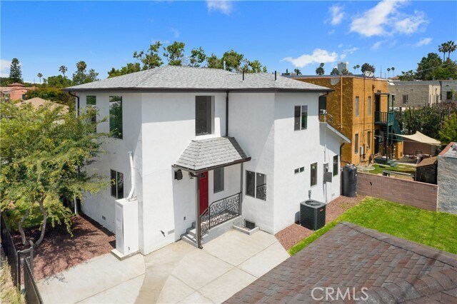 Foto del edificio - 1372 Carmona Ave