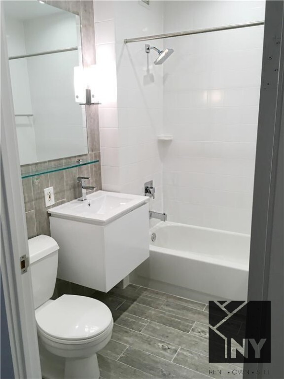 Building Photo - Spacious Renovated Unit with Perfect Locat...