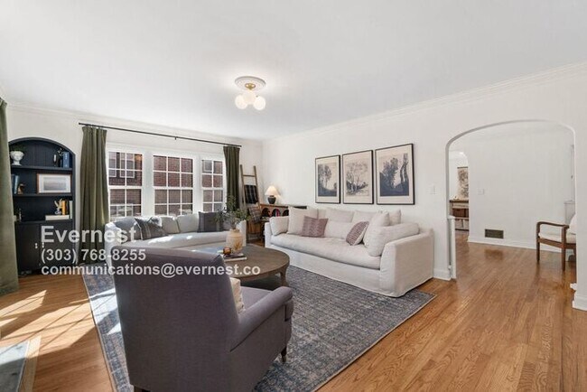 Foto del edificio - Spacious 4-Bedroom Home with Basement, Pat...