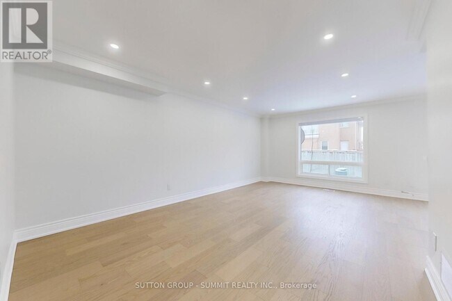 Building Photo - 5223 Fairford Crescent