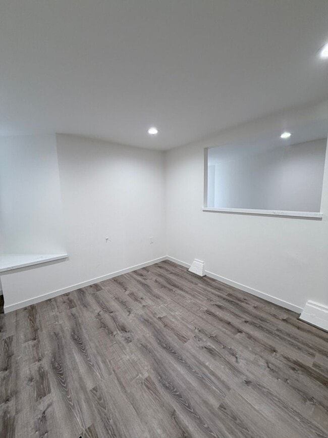 Building Photo - M112