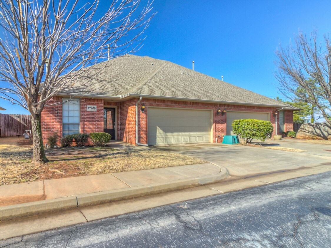 Primary Photo - Spacious Edmond Gem with Bonus Room & Cove...