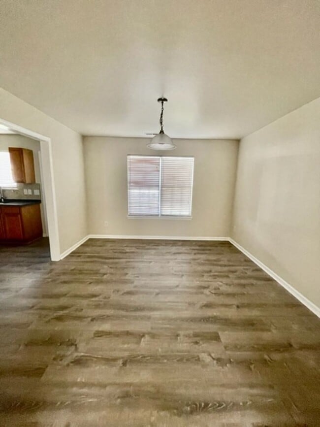 Building Photo - Must see this 4 bedroom 2.5 bath townhouse...