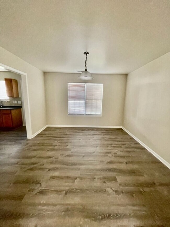 Foto del edificio - Must see this 4 bedroom 2.5 bath townhouse...
