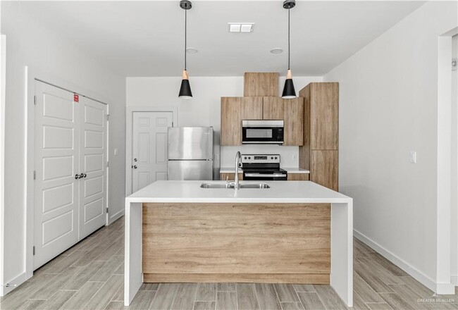 Building Photo - 1300 W Platinum Dr