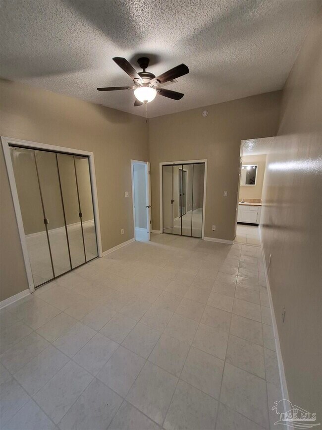 Building Photo - 537 Petros Cir