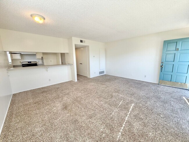 Building Photo - Quaint beach apartment!