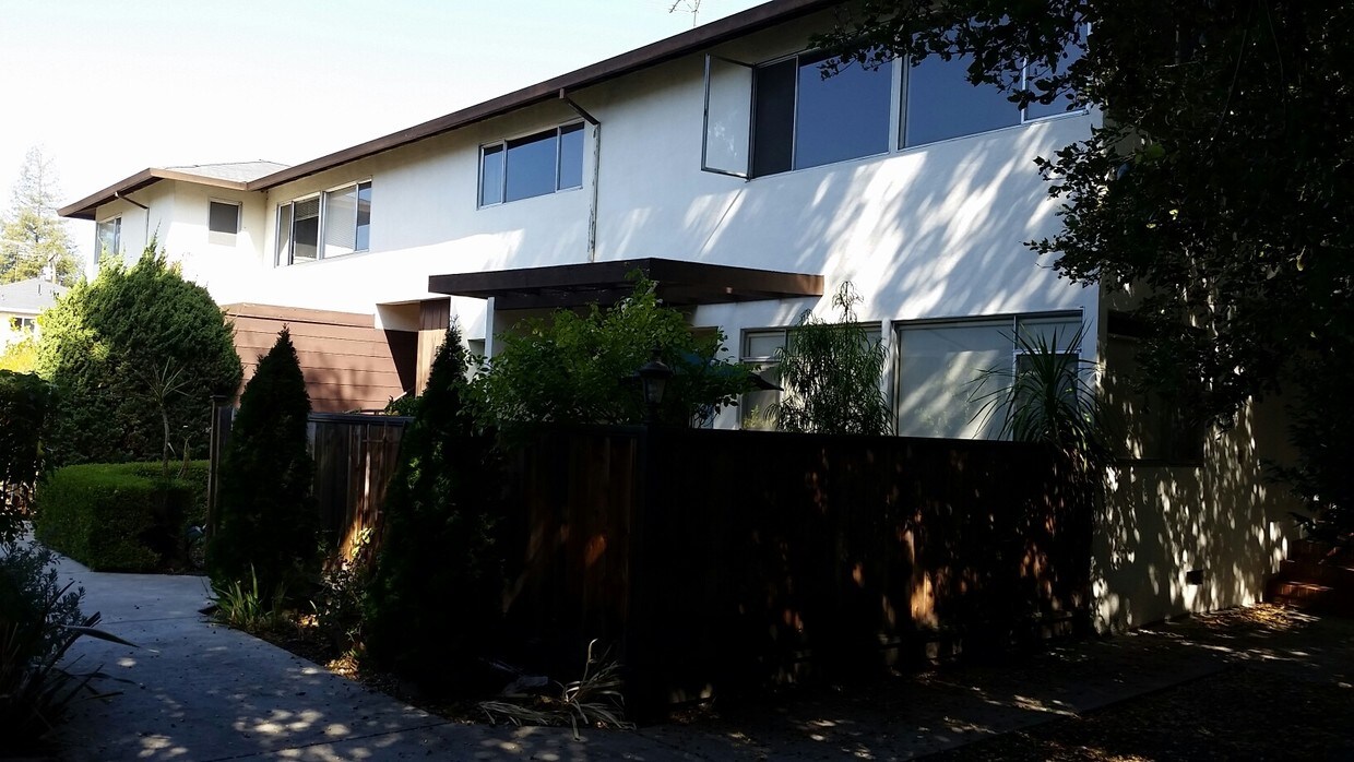 Building Photo - 735 Roble Ave