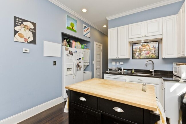 Building Photo - 3 bedroom in Chicago IL 60607