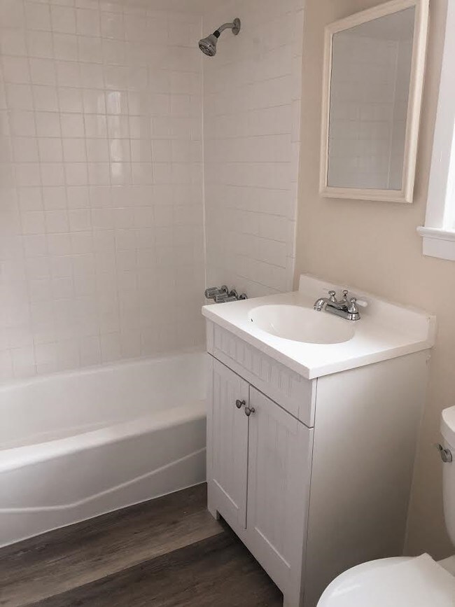 Building Photo - 126 Ave E