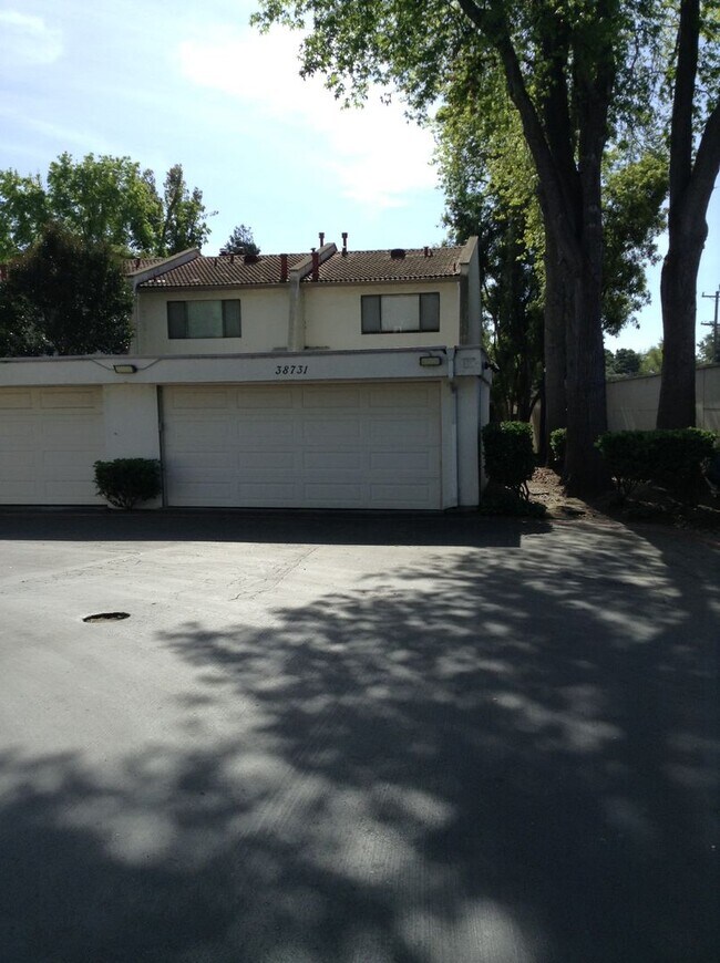 Foto del edificio - Stunning Townhouse on Mission Boulevard of Fremont