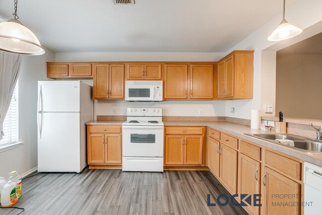 Building Photo - Cozy 2 bed, 1.5 Bath Townhome with Fenced ...