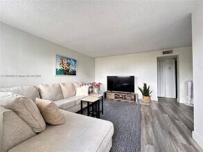 Building Photo - 1801 S Treasure Dr
