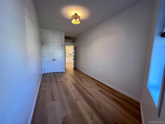 Foto del edificio - 490-492-492 Plandome Rd
