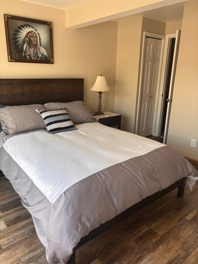 luxury linens - 2201 Pearl St